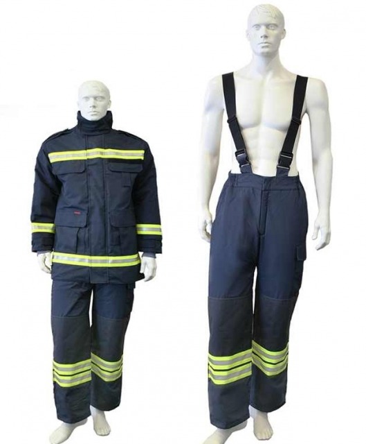 VALENCIA                          <br/><br/>Pantaloni pompieri conform EN 469-2005/A1:2006.<br/><br/>Material: Nomex Delta TA, cca. 195 g/m²<br/>Impregnat cu Fluorcarbon<br/>Strat membrană Tempex-Fire, cca. 125 g/m²<br/>Benzi reflectorizante: galben/argintiu/galben<br/>Căptușeală: Nomex®/Vâscoză FR - 1 strat<br/>Protecție genunchi: Antităiere - țesătură Kevlar® - 2 straturi<br/>Uzură - țesătură Kevlar® cu carbon silicon - 1 strat<br/>Protecție umezeală: Membrană la partea terminală a pantalonului<br/>Buzunare 3: Laterale (2); Aplicat, clapetă - picior (1).<br/>Închidere: Fermoar, bretele ajustabile<br/>Ajustări: Fermoare laterale picioare, lungime 25 cm<br/>Culori: Galben; portocaliu; roșu; bleumarin<br/><br/>Mărimi: S; M; L; XL; XXL; XXXL<br/><br/>Cod comandă: FJTA20EC15VAL